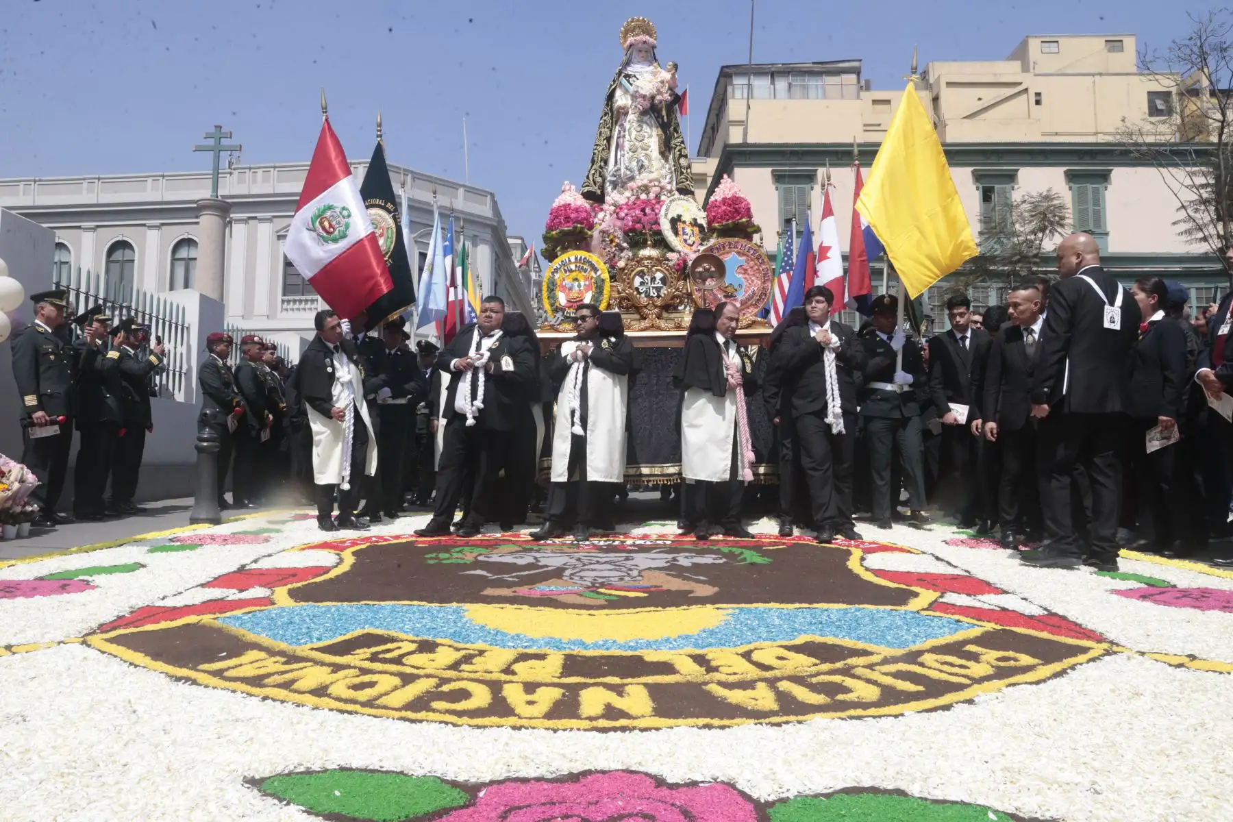 La imagen de Santa Rosa de Lima salió en procesión y recorre Centro Histórico de Lima al celebrarse hoy, 30 de agosto, su festividad.
Foto: ANDINA/Vidal Tarqui