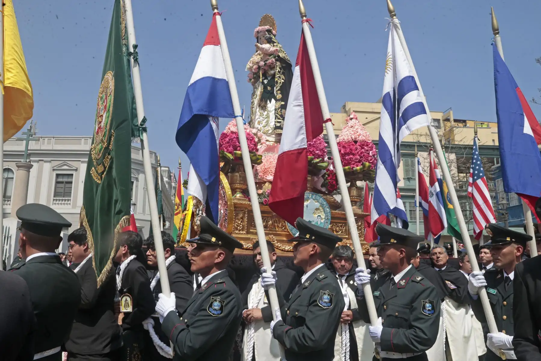 La imagen de Santa Rosa de Lima salió en procesión y recorre Centro Histórico de Lima al celebrarse hoy, 30 de agosto, su festividad.
Foto: ANDINA/Vidal Tarqui