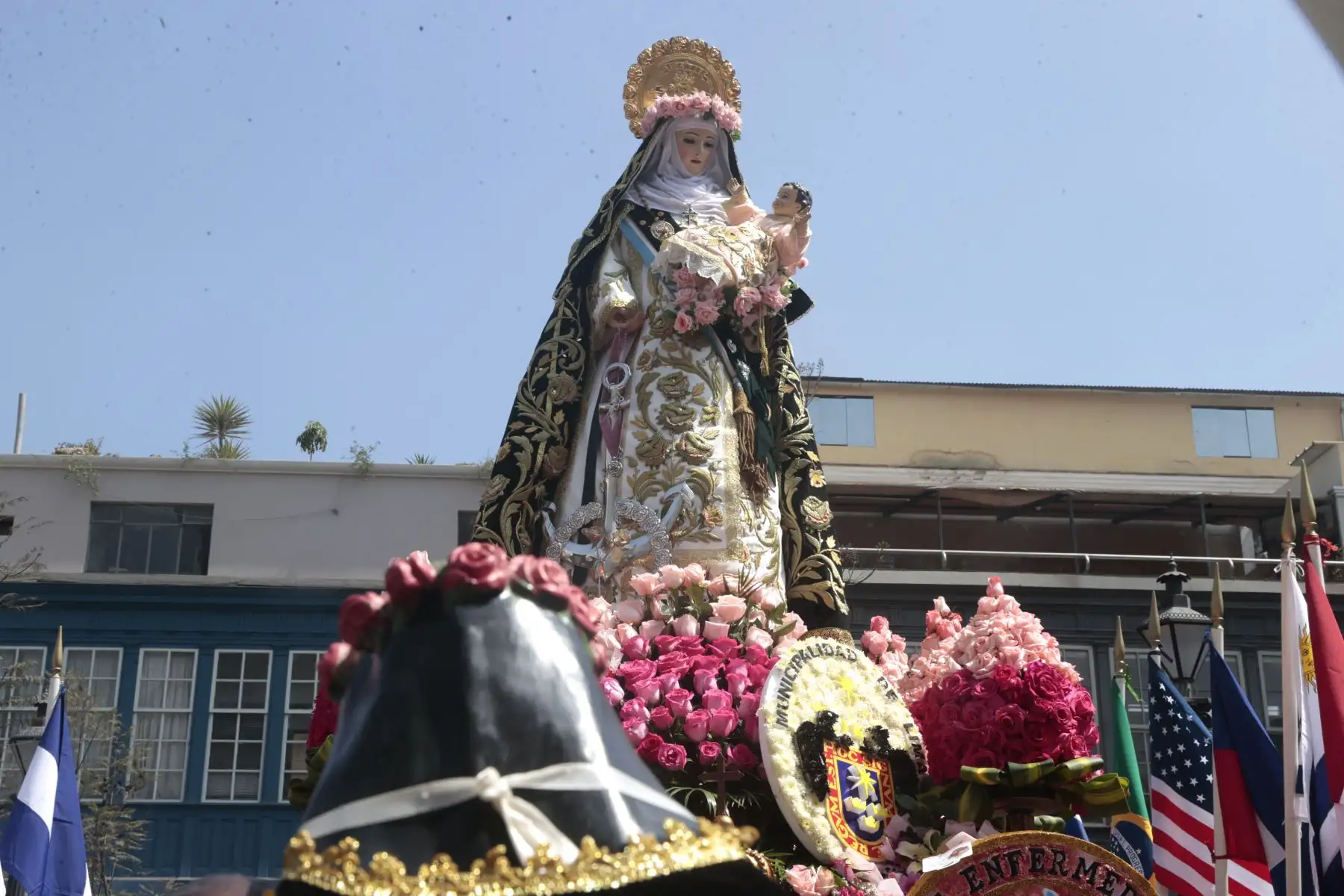 La imagen de Santa Rosa de Lima salió en procesión y recorre Centro Histórico de Lima al celebrarse hoy, 30 de agosto, su festividad.
Foto: ANDINA/Vidal Tarqui