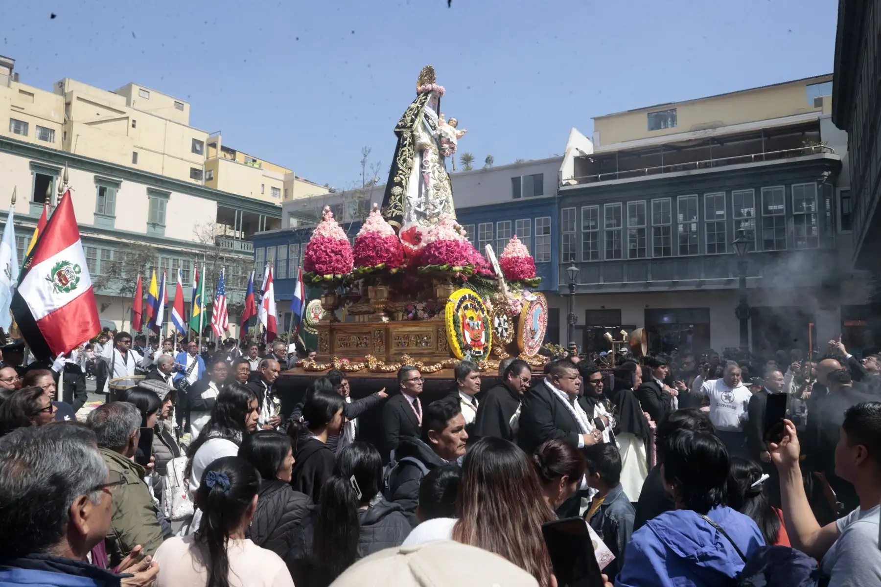 La imagen de Santa Rosa de Lima salió en procesión y recorre Centro Histórico de Lima al celebrarse hoy, 30 de agosto, su festividad.
Foto: ANDINA/Vidal Tarqui