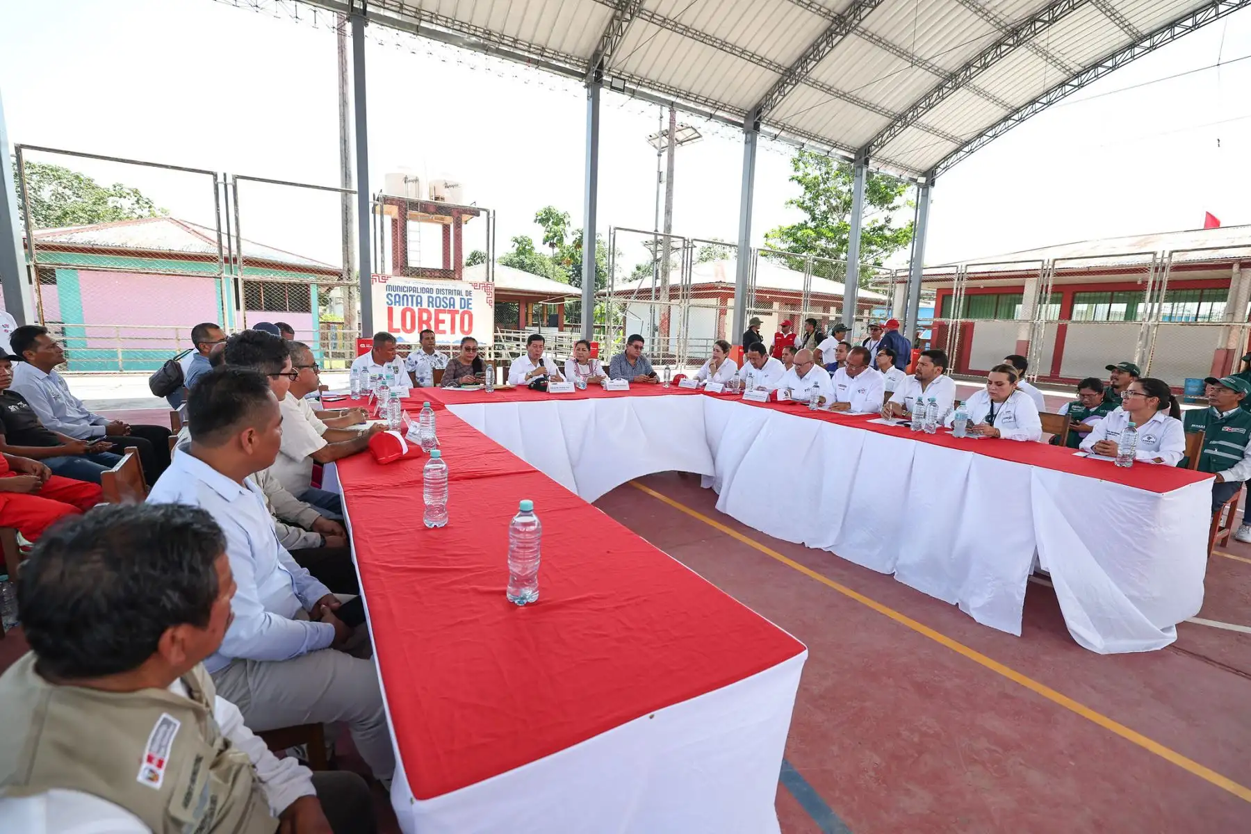 El presidente del Consejo de Ministros, Eduardo Arana, informó a autoridades locales, sociedad civil y población de Santa Rosa de Loreto sobre los avances de la Mesa de Trabajo instalada en Lima para el desarrollo del distrito.
Foto: PCM