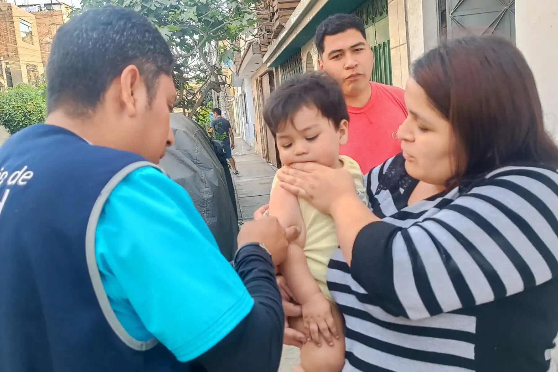 En el Día de la Enfermería Peruana, el Minsa, a través de la 
Diris Lima Este, fortalece su compromiso de vacunar a la población durante la Semana de Intensificación de la vacunación.
Foto: Minsa