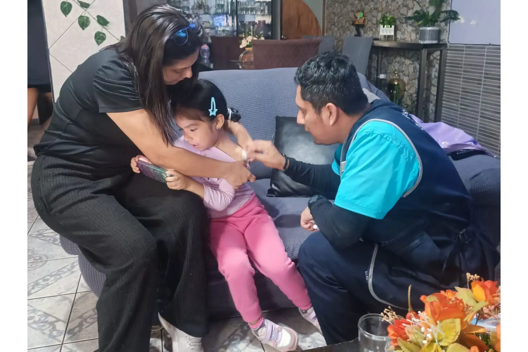 En el Día de la Enfermería Peruana, el Minsa, a través de la 
Diris Lima Este, fortalece su compromiso de vacunar a la población durante la Semana de Intensificación de la vacunación.
Foto: Minsa