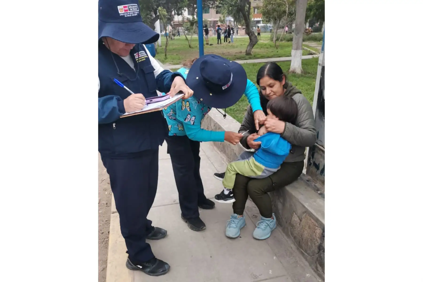 En el Día de la Enfermería Peruana, el Minsa, a través de la 
Diris Lima Este, fortalece su compromiso de vacunar a la población durante la Semana de Intensificación de la vacunación.
Foto: Minsa