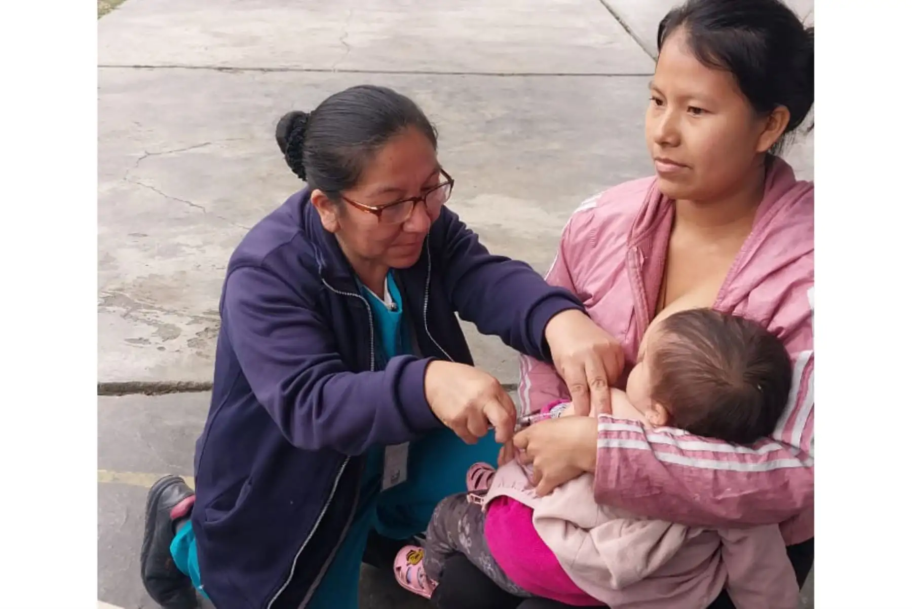 En el Día de la Enfermería Peruana, el Minsa, a través de la 
Diris Lima Este, fortalece su compromiso de vacunar a la población durante la Semana de Intensificación de la vacunación.
Foto: Minsa