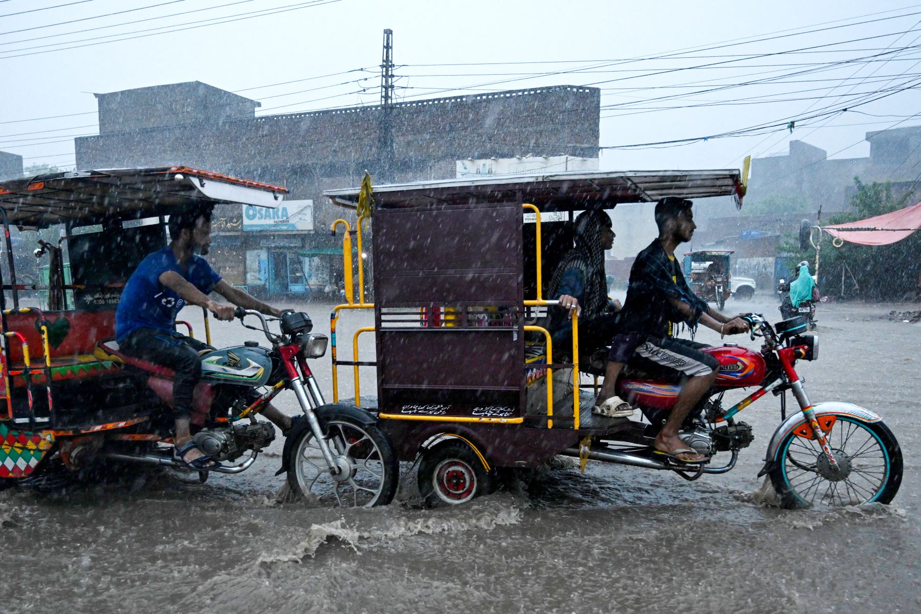 Los viajeros circulan por una carretera inundada en medio de fuertes lluvias en Lahore.
Foto: AFP