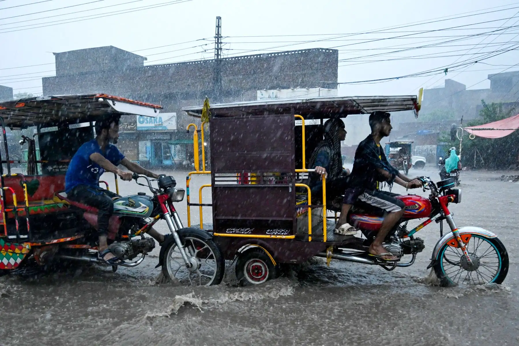 Los viajeros circulan por una carretera inundada en medio de fuertes lluvias en Lahore.
Foto: AFP