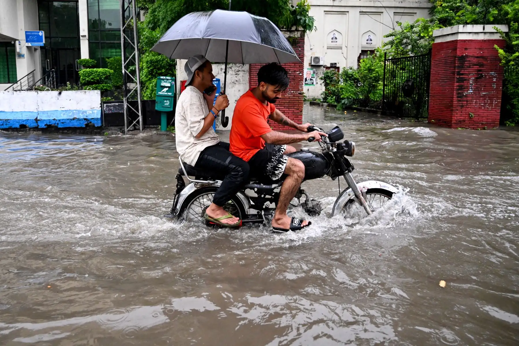 Los viajeros circulan por una carretera inundada en medio de fuertes lluvias en Lahore.
Foto: AFP