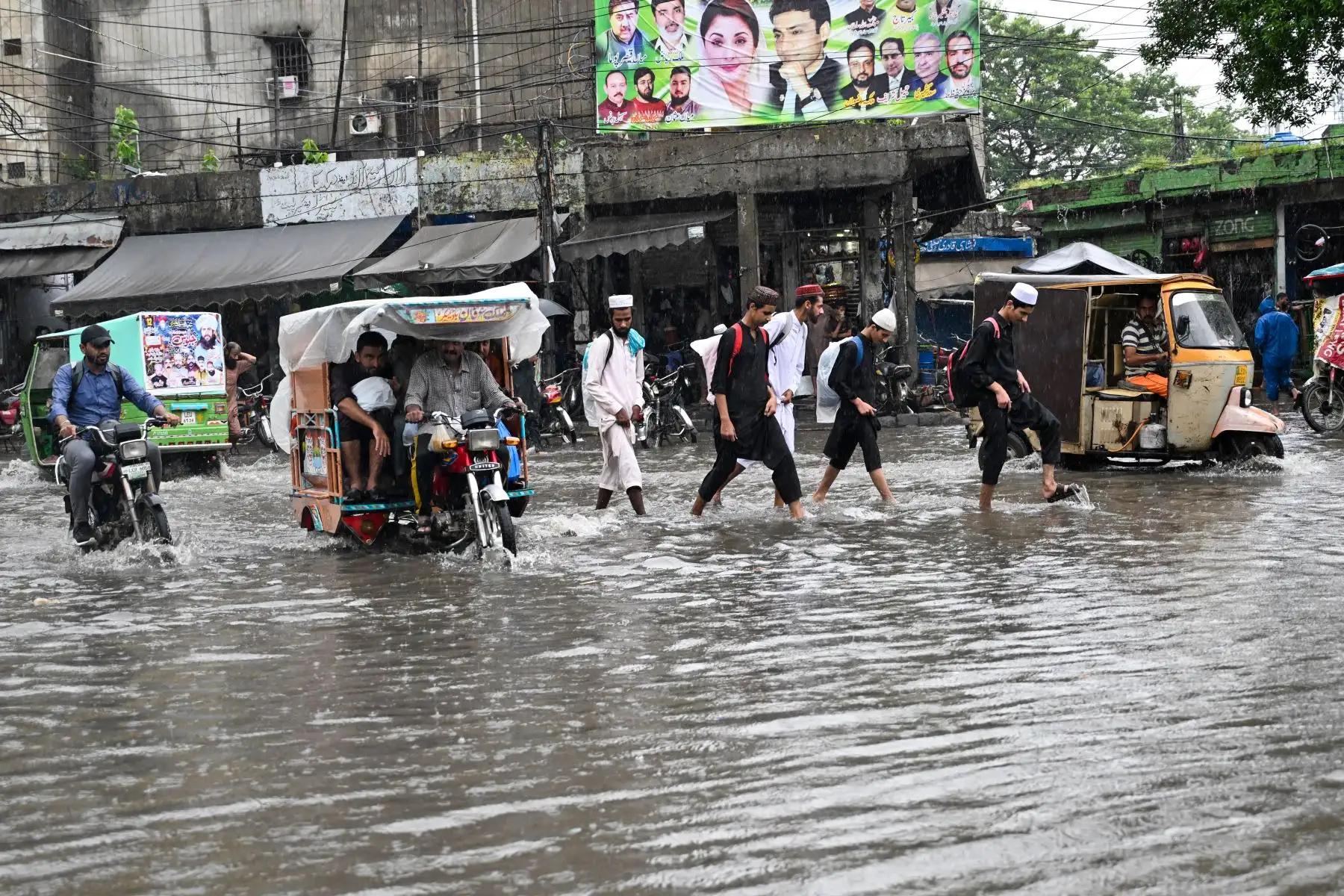 Los viajeros circulan por una carretera inundada en medio de fuertes lluvias en Lahore.
Foto: AFP
