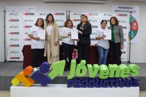 Ministerio de Trabajo y Promoción del Empleo (MTPE), certificó en pastelería a mujeres de ollas comunes y jóvenes emprendedores. Foto: Cortesía.