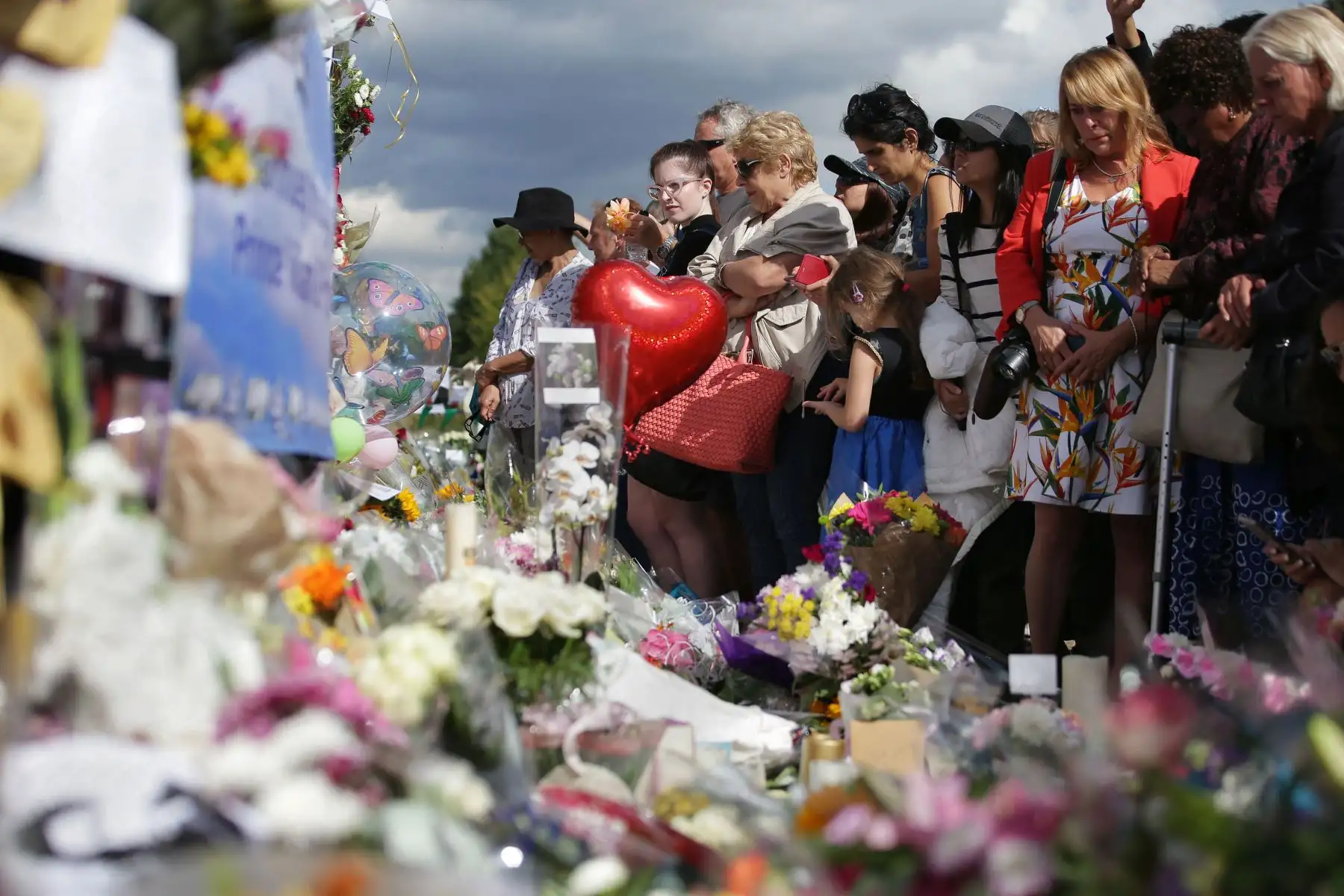 El público se reunió para recibir ofrendas florales, velas y fotografías frente a una de las puertas del Palacio de Kensington en Londres el 31 de agosto de 2017, para conmemorar el 20.º aniversario del fallecimiento de Diana, Princesa de Gales. Foto: ANDINA/ AFP