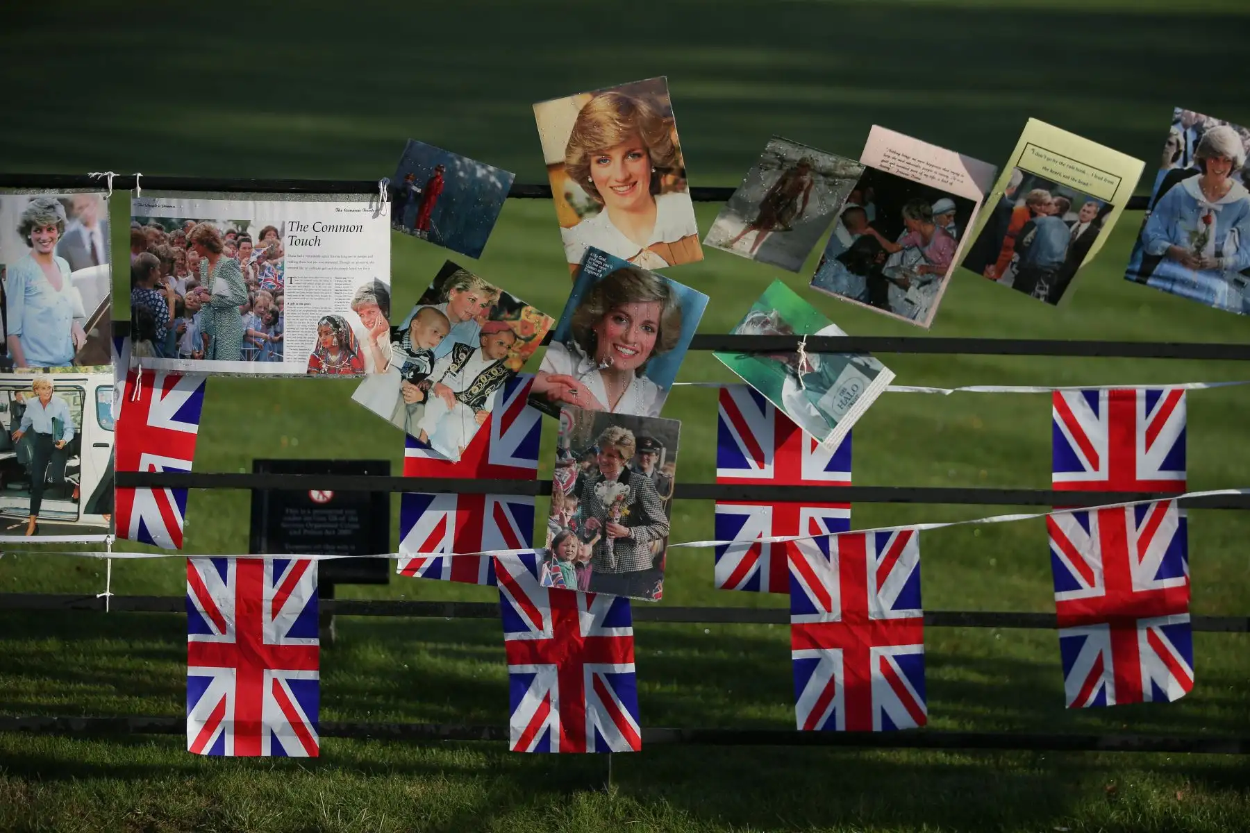 Banderines y fotografías de la bandera británica se exhiben en una barandilla frente al Palacio de Kensington en Londres el 31 de agosto de 2017, para conmemorar el 20.º aniversario del fallecimiento de Diana, Princesa de Gales. foto: ANDINA/AFP