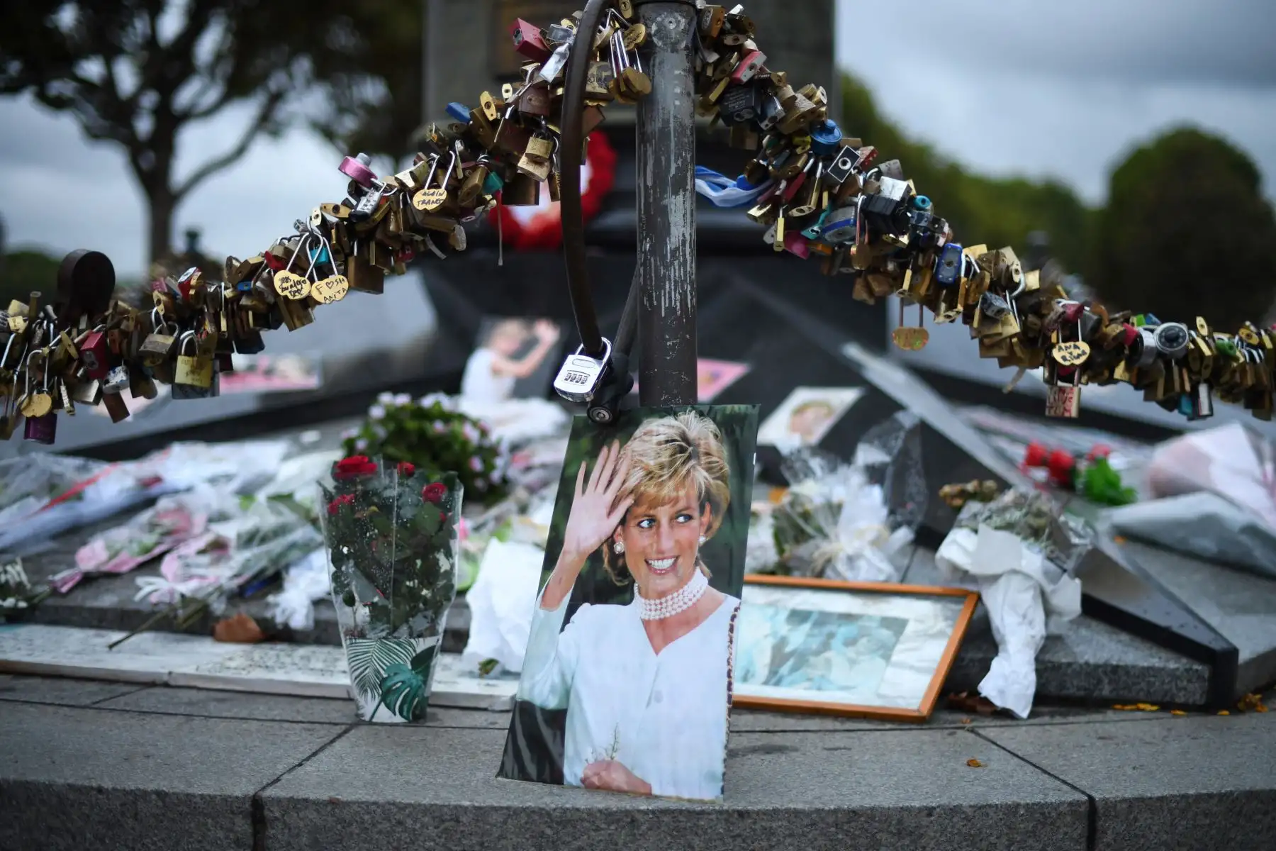 Fotografías de Diana, Princesa de Gales, el 30 de agosto de 2017, con mechones y ofrendas florales depositadas sobre el puente de Alma en París para conmemorar el próximo 20.º aniversario de su fallecimiento en un accidente automovilístico en un túnel cercano el 31 de agosto de 1997. Foto: ANDINA/AFP