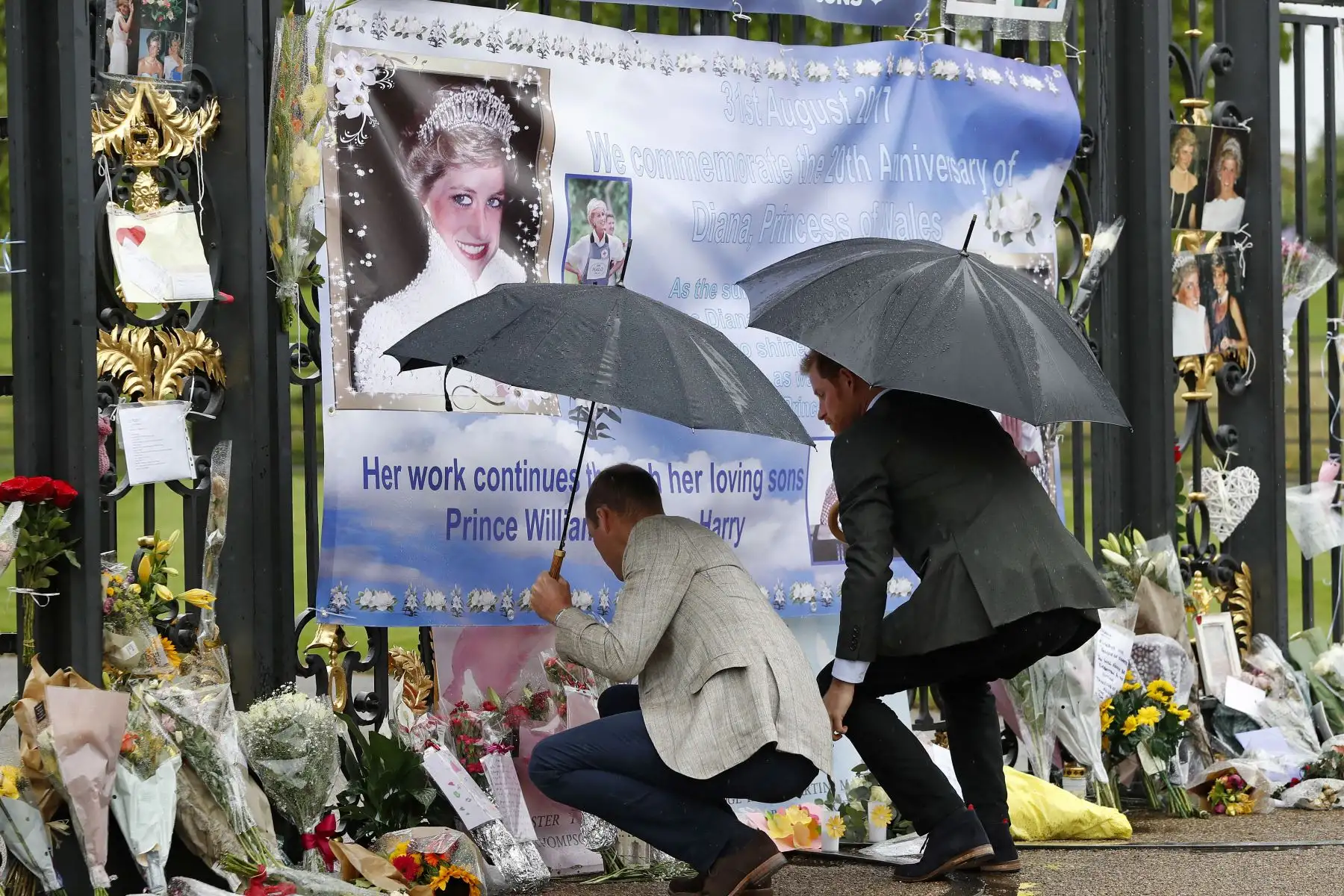Fotografías de Diana, Princesa de Gales, el 30 de agosto de 2017, con mechones y ofrendas florales depositadas sobre el puente de Alma en París para conmemorar el próximo 20.º aniversario de su caída en un accidente automovilístico en un túnel cercano el 31 de agosto de 1997. Foto: ANDINA/ AFP