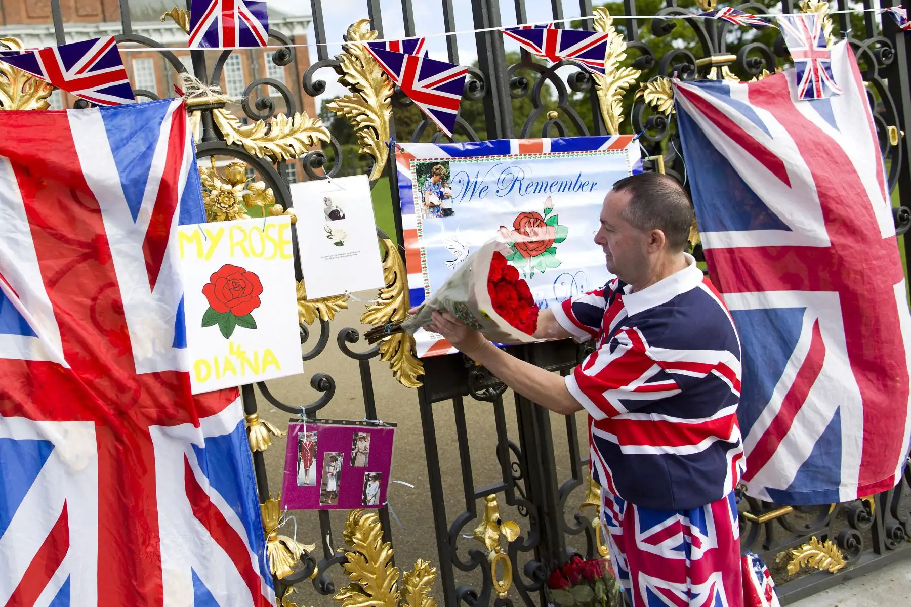 Un simpatizante real coloca flores en las puertas del Palacio de Kensington como homenaje a la princesa Diana de Gran Bretaña, en conmemoración del 17º aniversario de su muerte, en Londres el 31 de agosto de 2014. Foto: ANDINA/ AFP