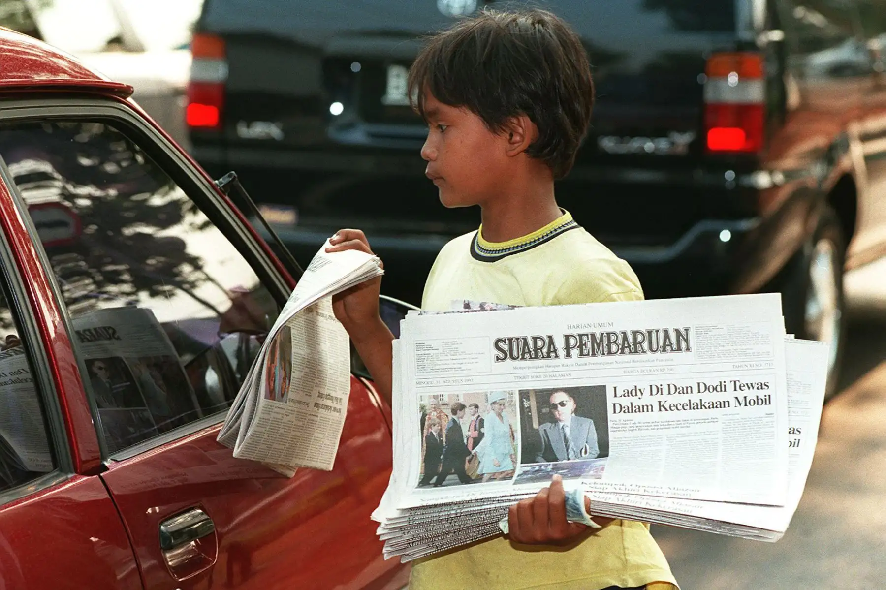 Un joven vendedor de periódicos ofrece a los conductores de Yakarta el número especial de la tarde con la noticia del fallecimiento prematuro de la difunta princesa de Gales, Lady Diana, el 31 de agosto. Diana falleció en un accidente automovilístico en París. Foto: ANDINA/AFP