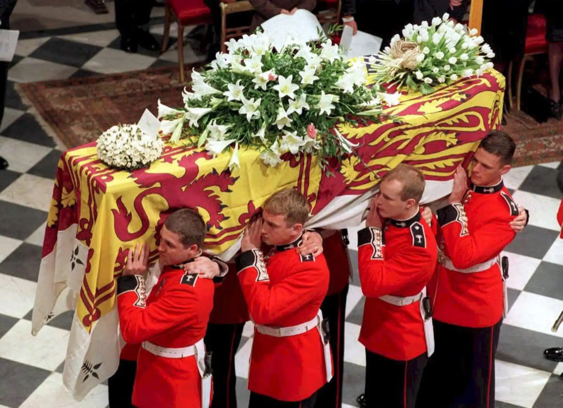 El féretro de Diana, Princesa de Gales, es trasladado a la Abadía de Westminster para su funeral el 6 de septiembre, tras su trágica muerte en un accidente automovilístico en París el fin de semana pasado. Foto: ANDINA/AFP