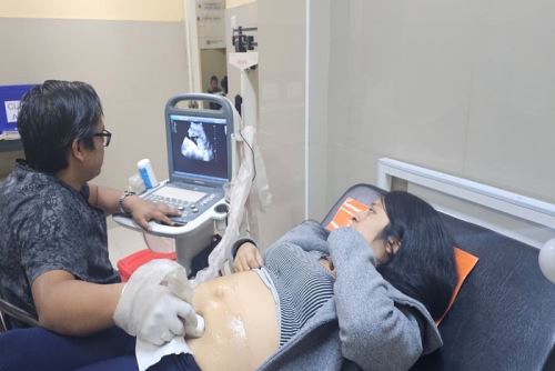 La adquisición de ecógrafos en cada centro de salud también ha contribuido a descongestionar hospitales de nivel III-1, donde la demanda de estudios por imagen suele generar largas esperas.