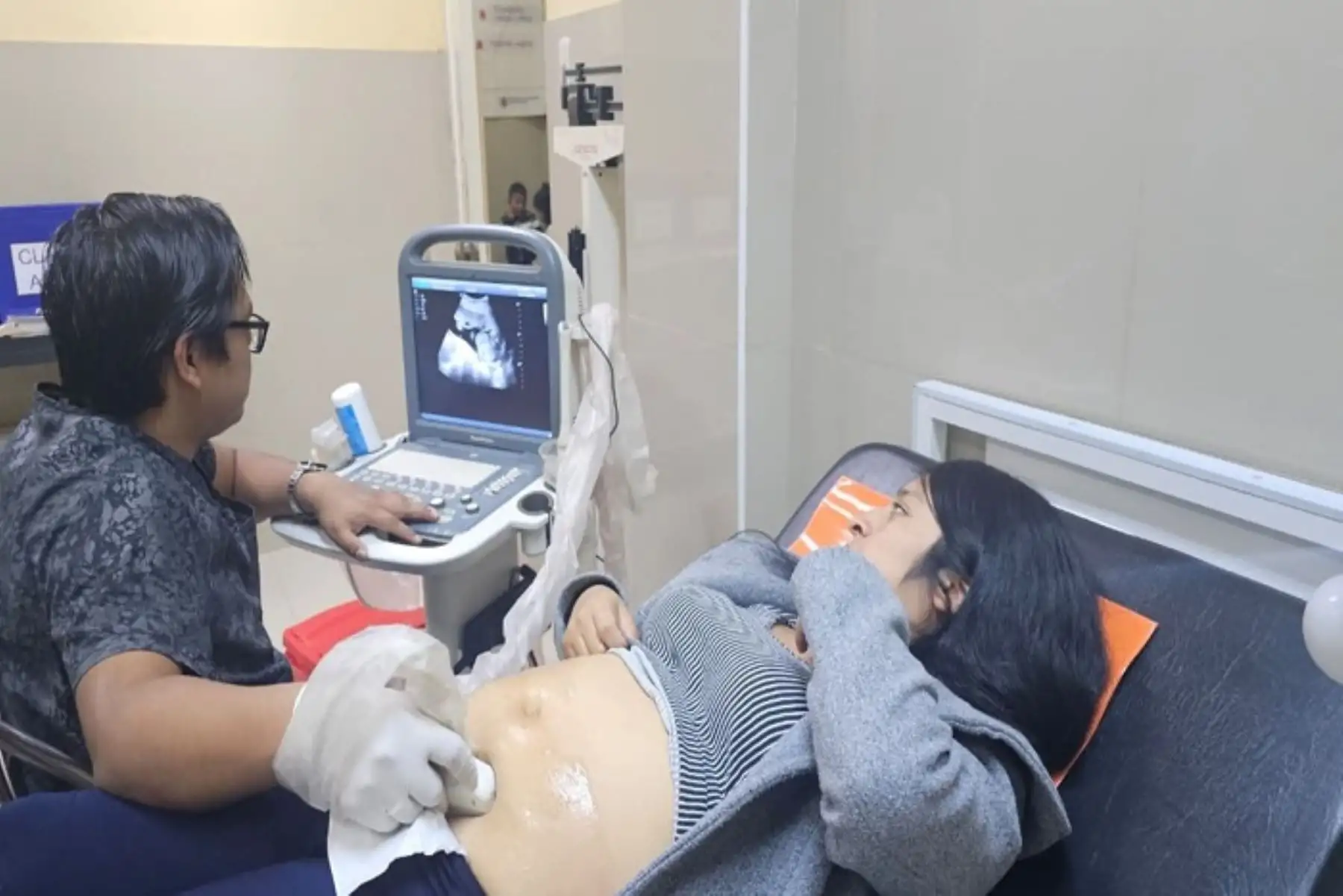 La adquisición de ecógrafos en cada centro de salud también ha contribuido a descongestionar hospitales de nivel III-1, donde la demanda de estudios por imagen suele generar largas esperas.