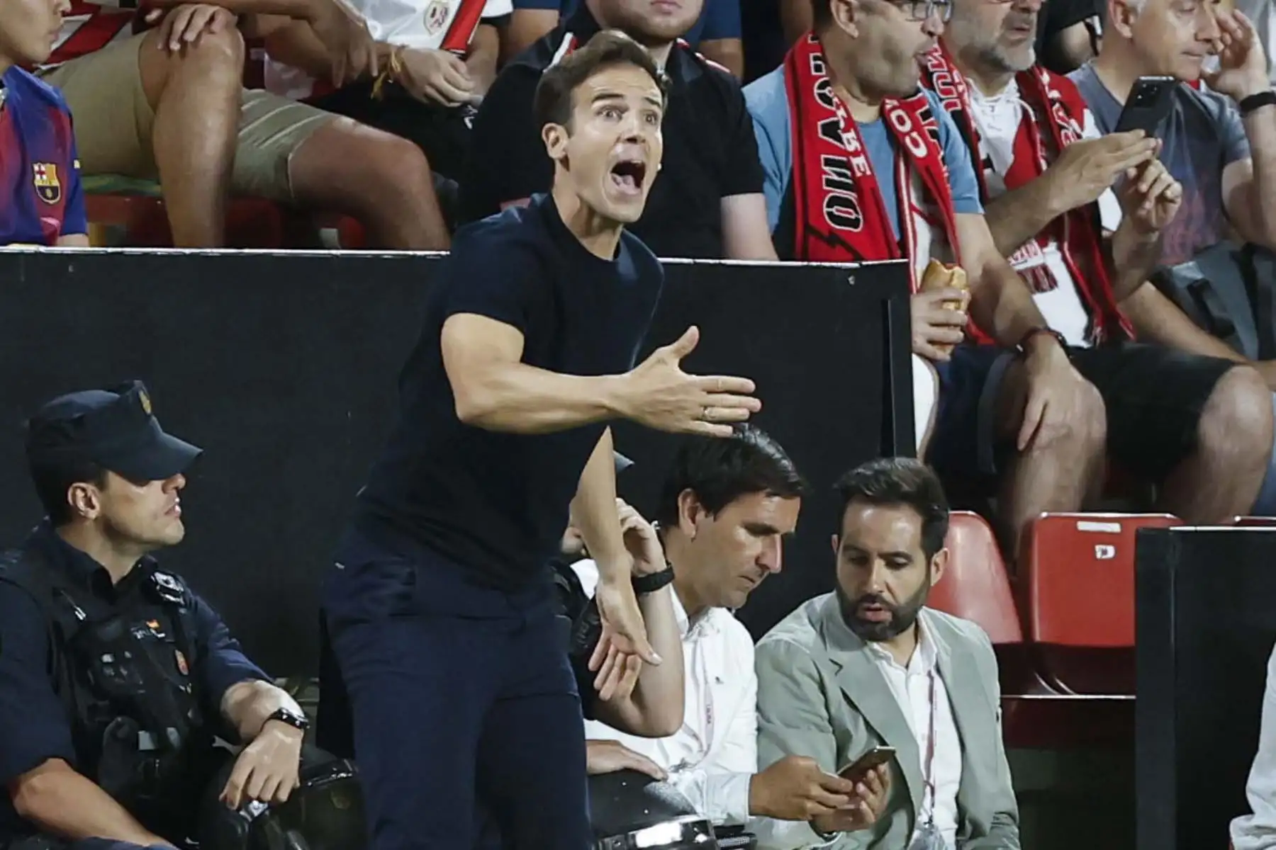 El entrenador del Rayo Vallecano Iñigo Pérez durante el partido de la tercera jornada de LaLiga entre el Rayo Vallecano y el FC Barcelona.
Foto: EFE