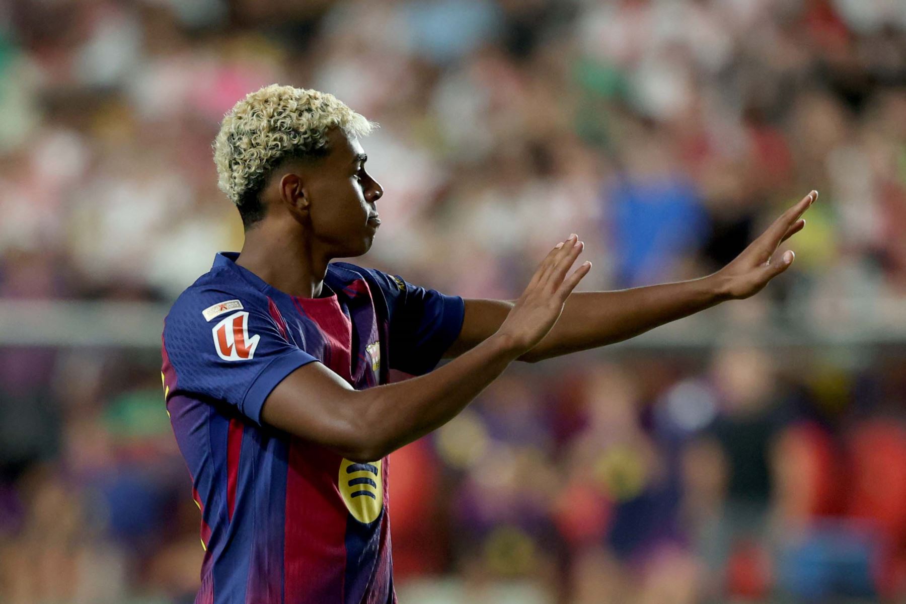 El delantero español número del Barcelona, ​​Lamine Yamal, celebra el primer gol de su equipo desde el punto de penalti durante el partido de la liga española entre el Rayo Vallecano de Madrid y el FC Barcelona en el estadio de Vallecas en Madrid.
Foto: AFP