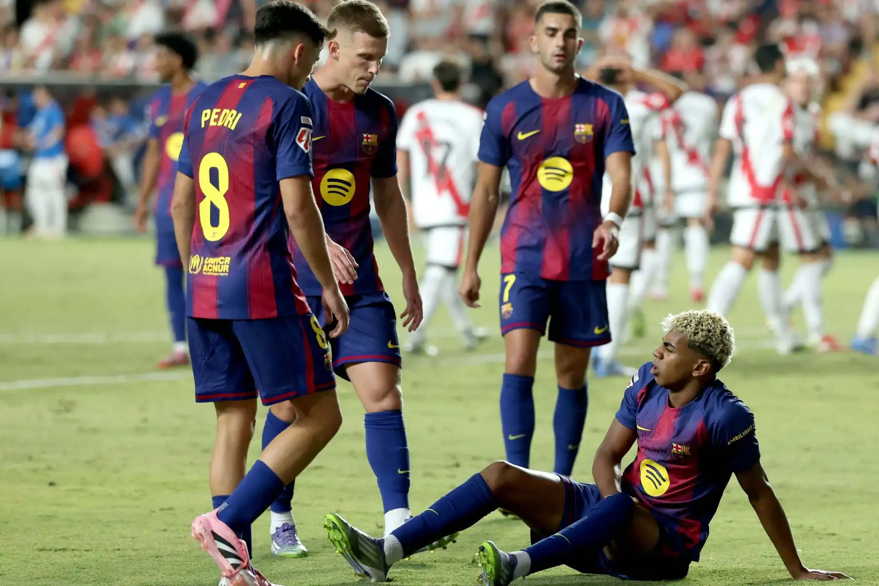 El delantero español  del Barcelona, ​​Lamine Yamal, reacciona en el suelo durante el partido de la liga española entre el Rayo Vallecano de Madrid y el FC Barcelona en el estadio de Vallecas en Madrid.
Foto: AFP