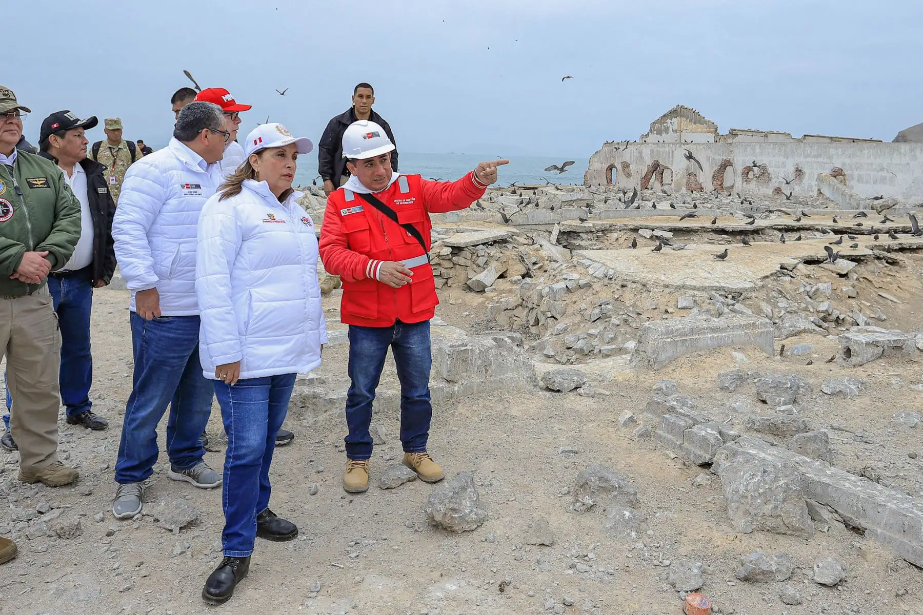 Presidenta Dina Boluarte supervisa el área que será destinada a la construcción del establecimiento penitenciario El Frontón.
Foto: ANDINA/Prensa Presidencia