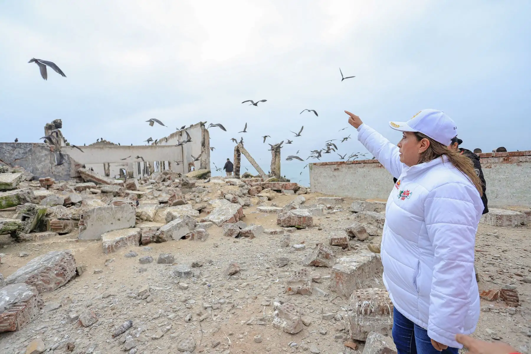 Presidenta Dina Boluarte supervisa el área que será destinada a la construcción del establecimiento penitenciario El Frontón.
Foto: ANDINA/Prensa Presidencia