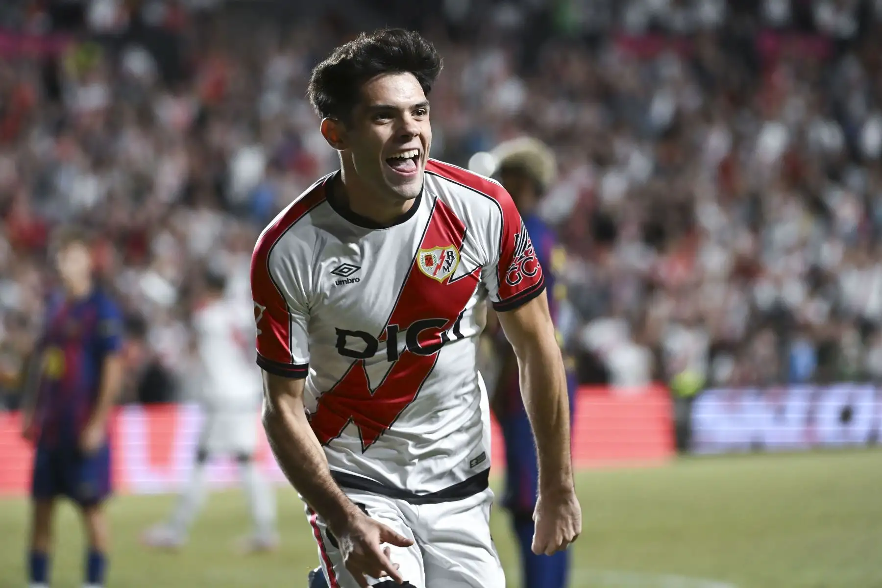 El centrocampista del Rayo Vallecano Fran Pérez celebra su gol durante el partido de la tercera jornada de La Liga entre el Rayo Vallecano y el FC Barcelona.
Foto: EFE