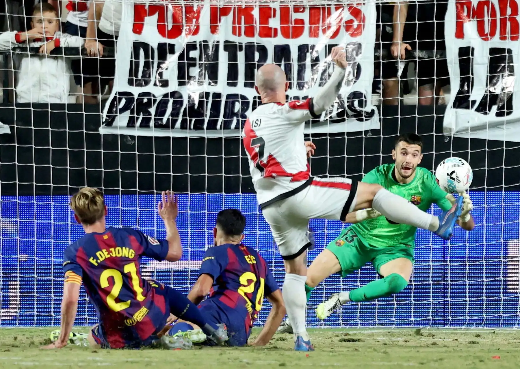 El delantero español del Rayo Vallecano , Isi Palazón, se enfrenta al portero español del Barcelona , Joan García, durante el partido de la liga española entre el Rayo Vallecano de Madrid y el FC Barcelona en el estadio de Vallecas en Madrid.
Foto: AFP
