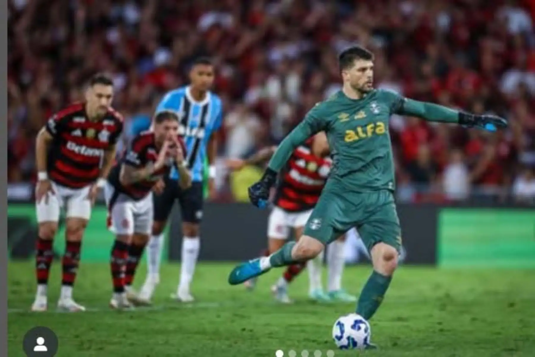 El futbolista peruano  Erick Noriega  debutó con la camiseta de Gremio ante Flamengo y fue uno de los mejores en el Maracaná.
Foto: Gremio
