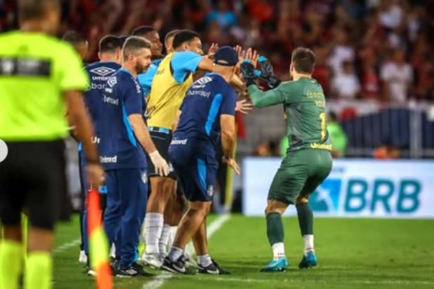 El futbolista peruano  Erick Noriega  debutó con la camiseta de Gremio ante Flamengo y fue uno de los mejores en el Maracaná.
Foto: Gremio