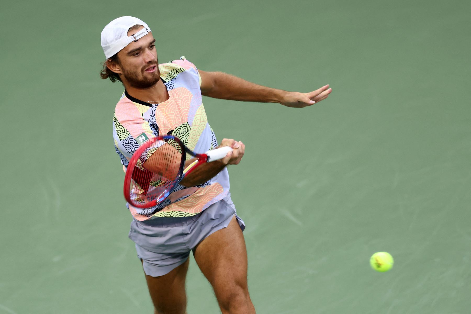 El checo Tomas Machac devuelve un golpe de derecha al estadounidense Taylor Fritz durante su partido de tenis individual masculino de octavos de final en el octavo día del torneo de tenis US Open en el Centro Nacional de Tenis Billie Jean King de la USTA en la ciudad de Nueva York.
Foto: AFP