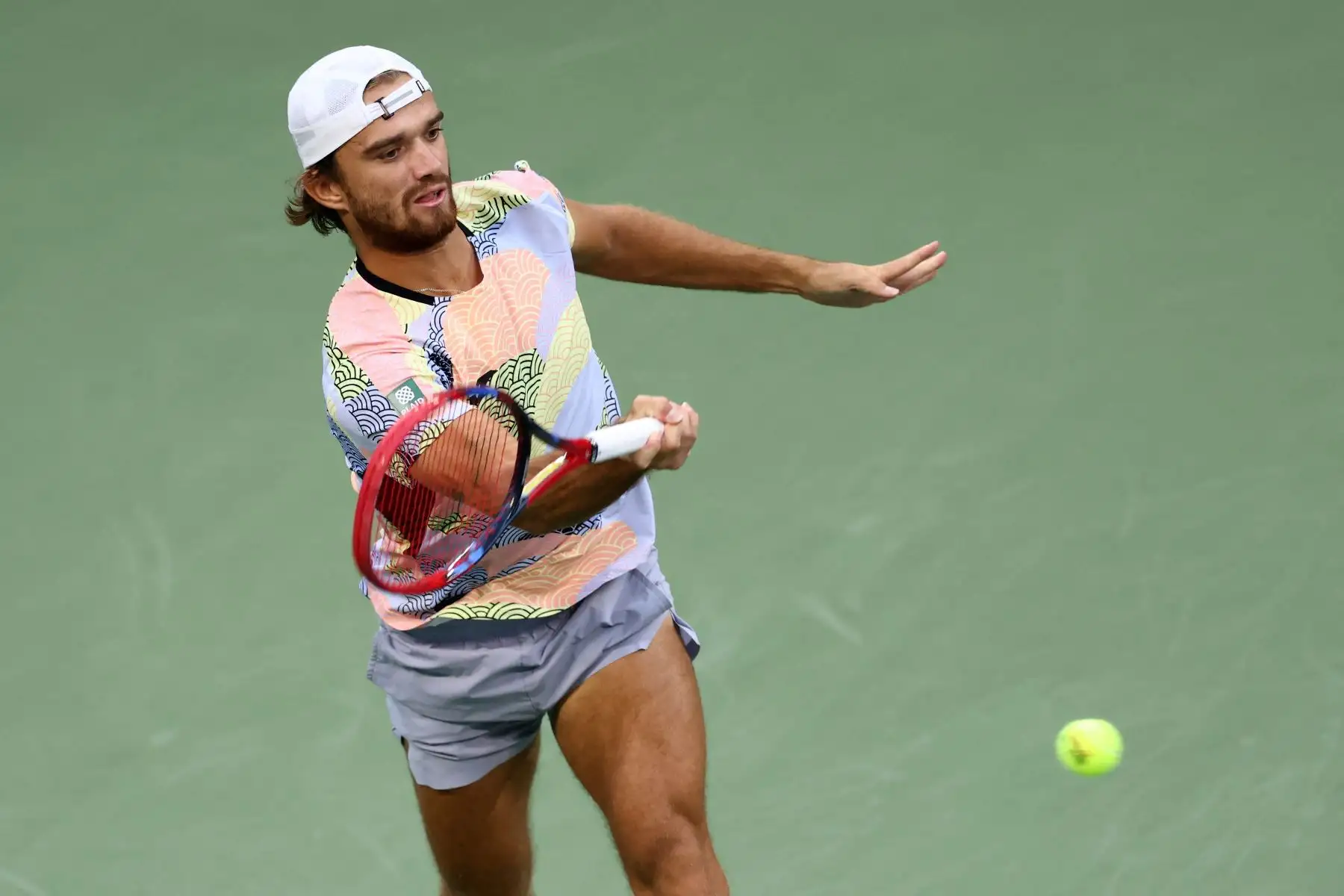 El checo Tomas Machac devuelve un golpe de derecha al estadounidense Taylor Fritz durante su partido de tenis individual masculino de octavos de final en el octavo día del torneo de tenis US Open en el Centro Nacional de Tenis Billie Jean King de la USTA en la ciudad de Nueva York.
Foto: AFP