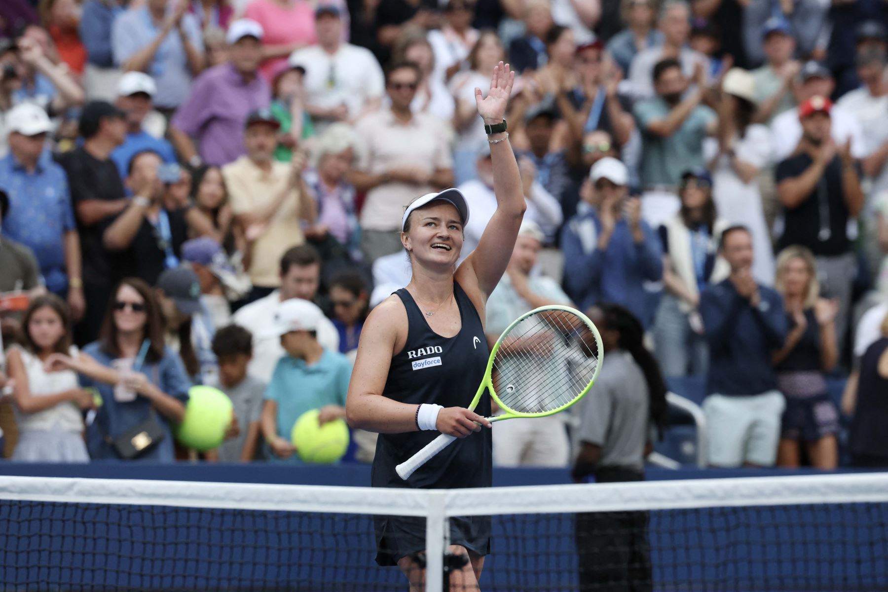 La checa Barbora Krejcikova  abraza a la estadounidense Taylor Townsend tras ganar el partido de octavos de final individual femenino contra ella en el octavo día del Abierto de Estados Unidos en el Centro Nacional de Tenis Billie Jean King de la USTA, Nueva York.
Foto: AFP