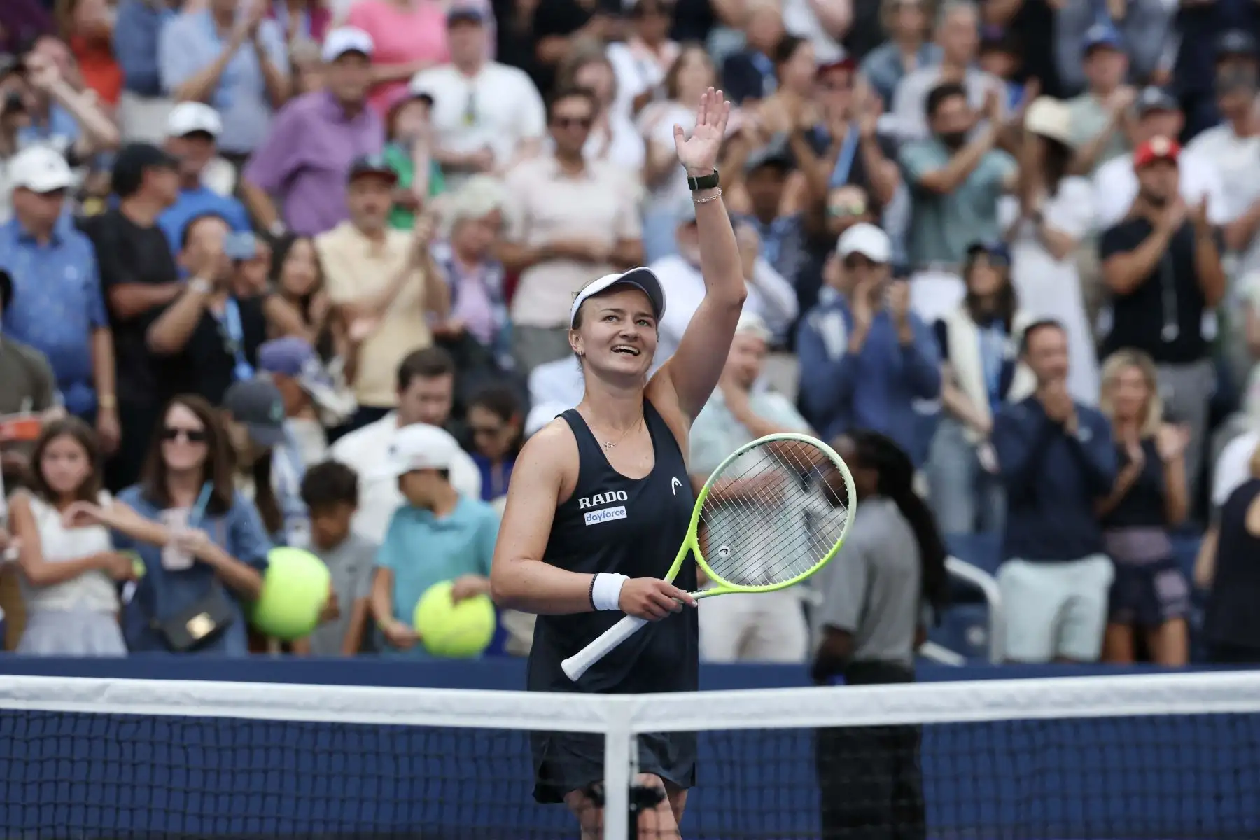 La checa Barbora Krejcikova  abraza a la estadounidense Taylor Townsend tras ganar el partido de octavos de final individual femenino contra ella en el octavo día del Abierto de Estados Unidos en el Centro Nacional de Tenis Billie Jean King de la USTA, Nueva York.
Foto: AFP