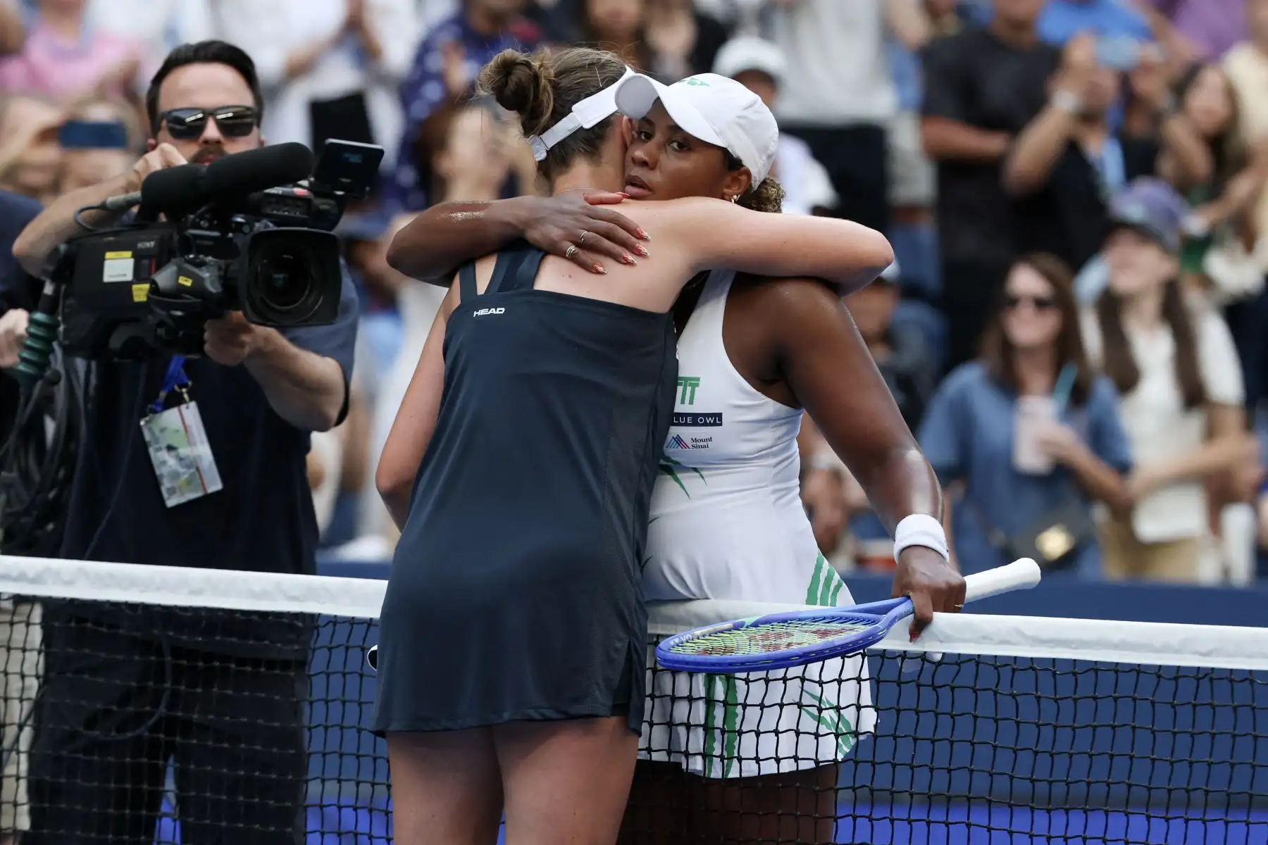 La checa Barbora Krejcikova abraza a la estadounidense Taylor Townsend tras ganar el partido de octavos de final individual femenino contra ella en el octavo día del Abierto de Estados Unidos en el Centro Nacional de Tenis Billie Jean King de la USTA, Nueva York.
Foto: AFP