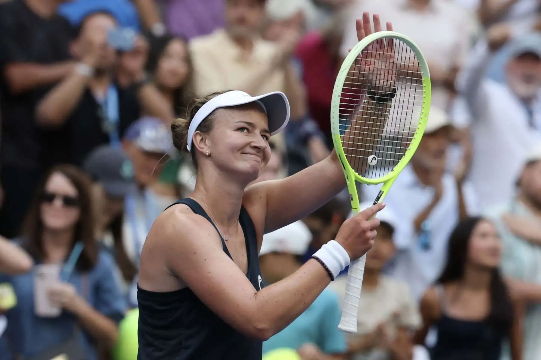 La checa Barbora Krejcikova celebra tras ganar el partido de octavos de final individual femenino de tenis contra la estadounidense Taylor Townsend en el octavo día del Abierto de Estados Unidos, en el Centro Nacional de Tenis Billie Jean King de la USTA, en la ciudad de Nueva York.
Foto: AFP