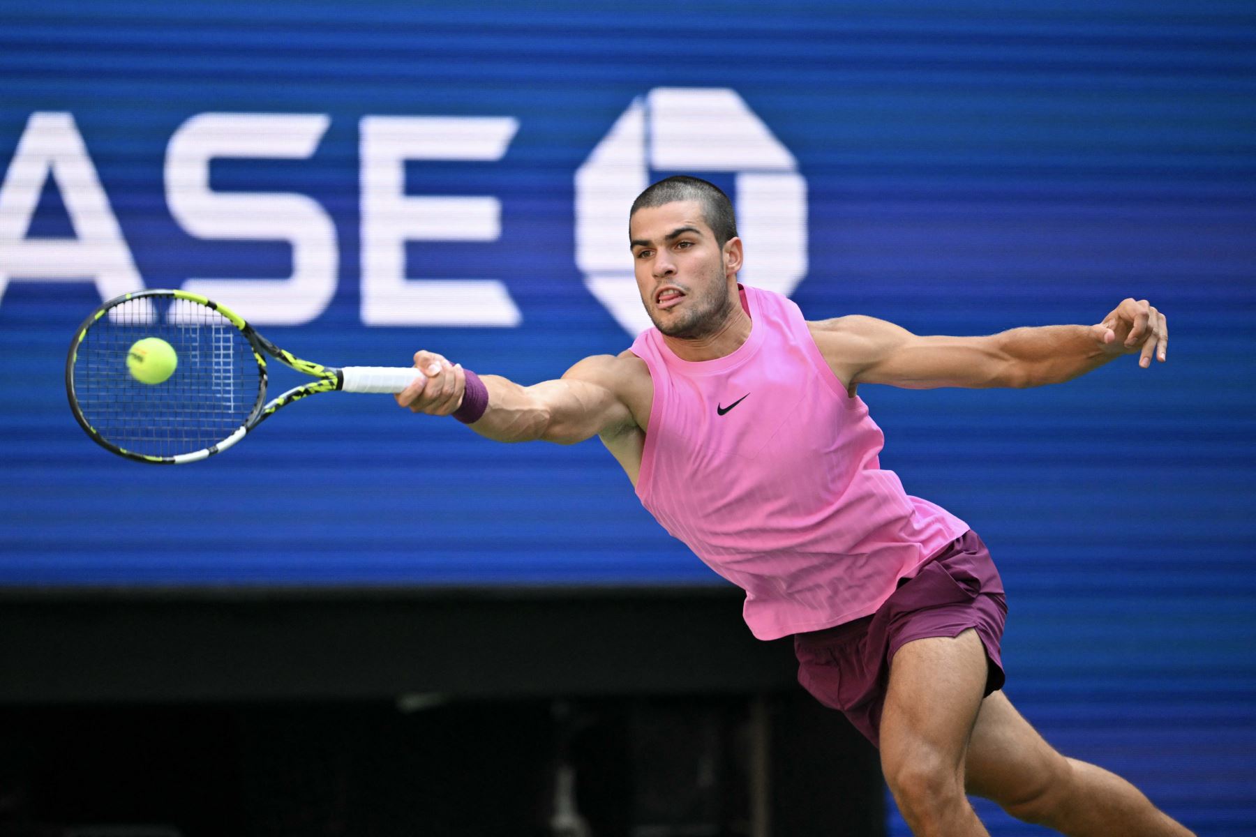 El español Carlos Alcaraz devuelve un golpe de derecha al francés Arthur Rinderknech durante su partido de octavos de final individual masculino en el octavo día del Abierto de Estados Unidos en el Centro Nacional de Tenis Billie Jean King de la USTA en la ciudad de Nueva York.
Foto: AFP