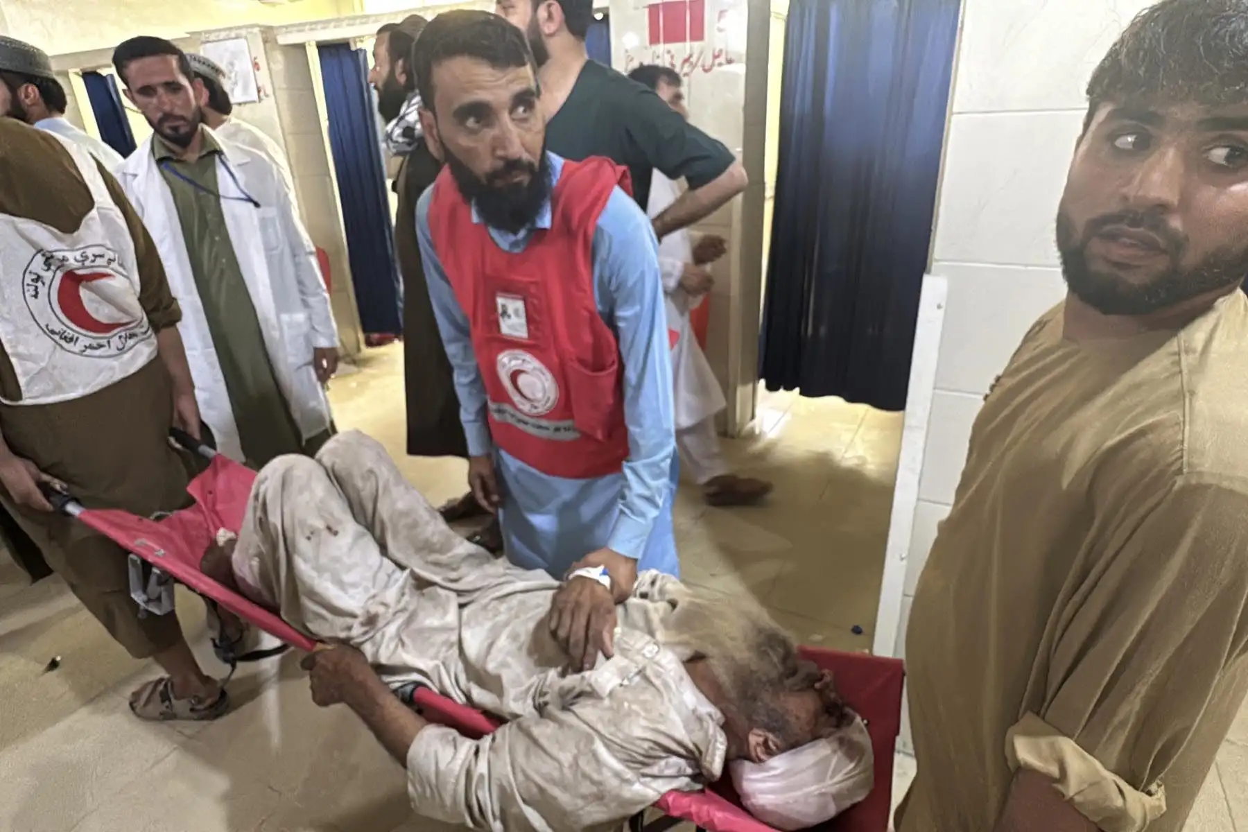 Una víctima herida de un terremoto es trasladada a un hospital en Jalalabad, Afganistán, el 1 de septiembre de 2025. Al menos 800 personas murieron y unas 2.000 resultaron heridas después de que un terremoto superficial de magnitud 6,0 ​​y varias réplicas sacudieran Nangarhar y Kunar, en el este de Afganistán, durante la noche, según informaron las autoridades. Foto: EFE