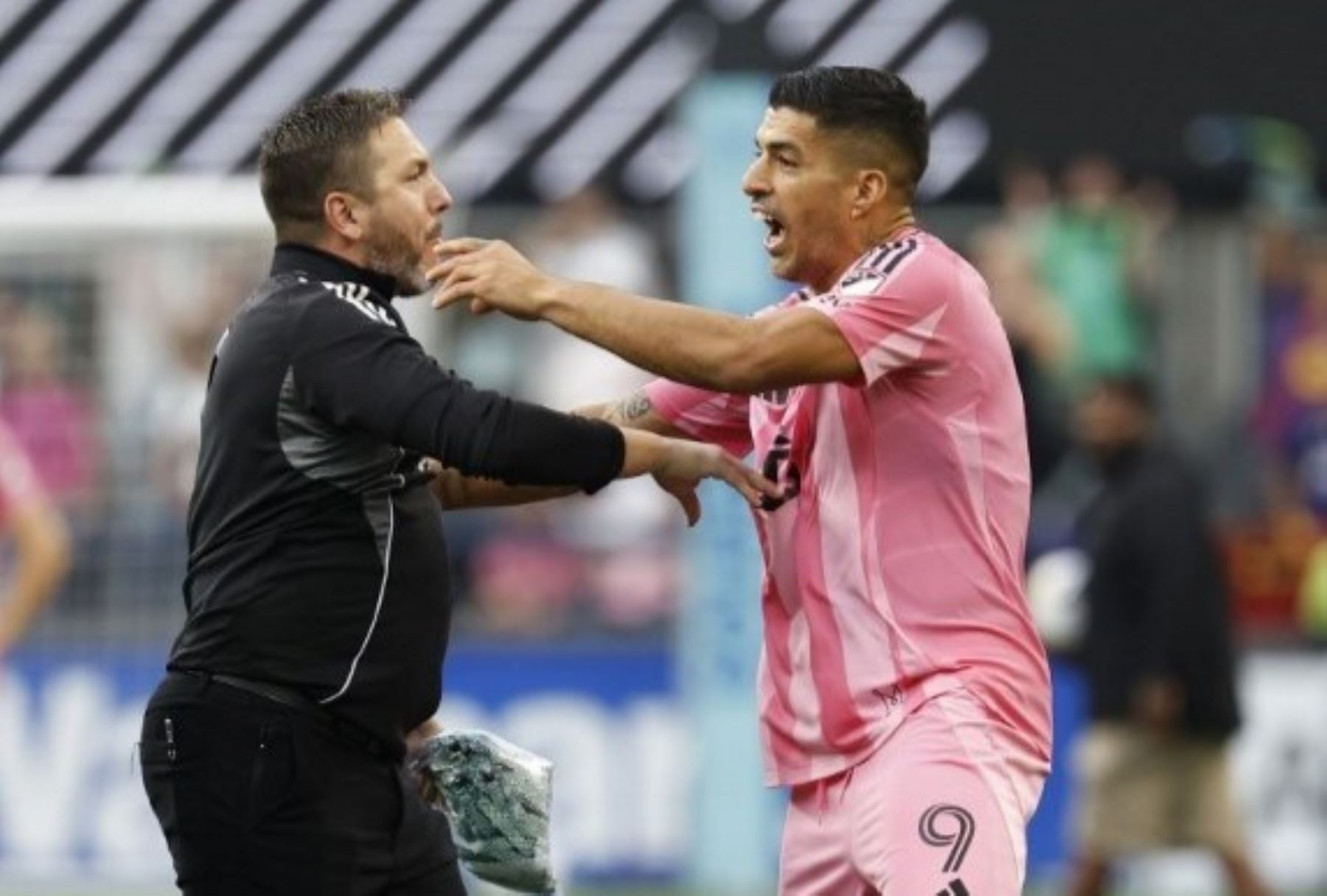 Luis Suárez genera escándalo por escupir a un miembro del cuerpo técnico rival.