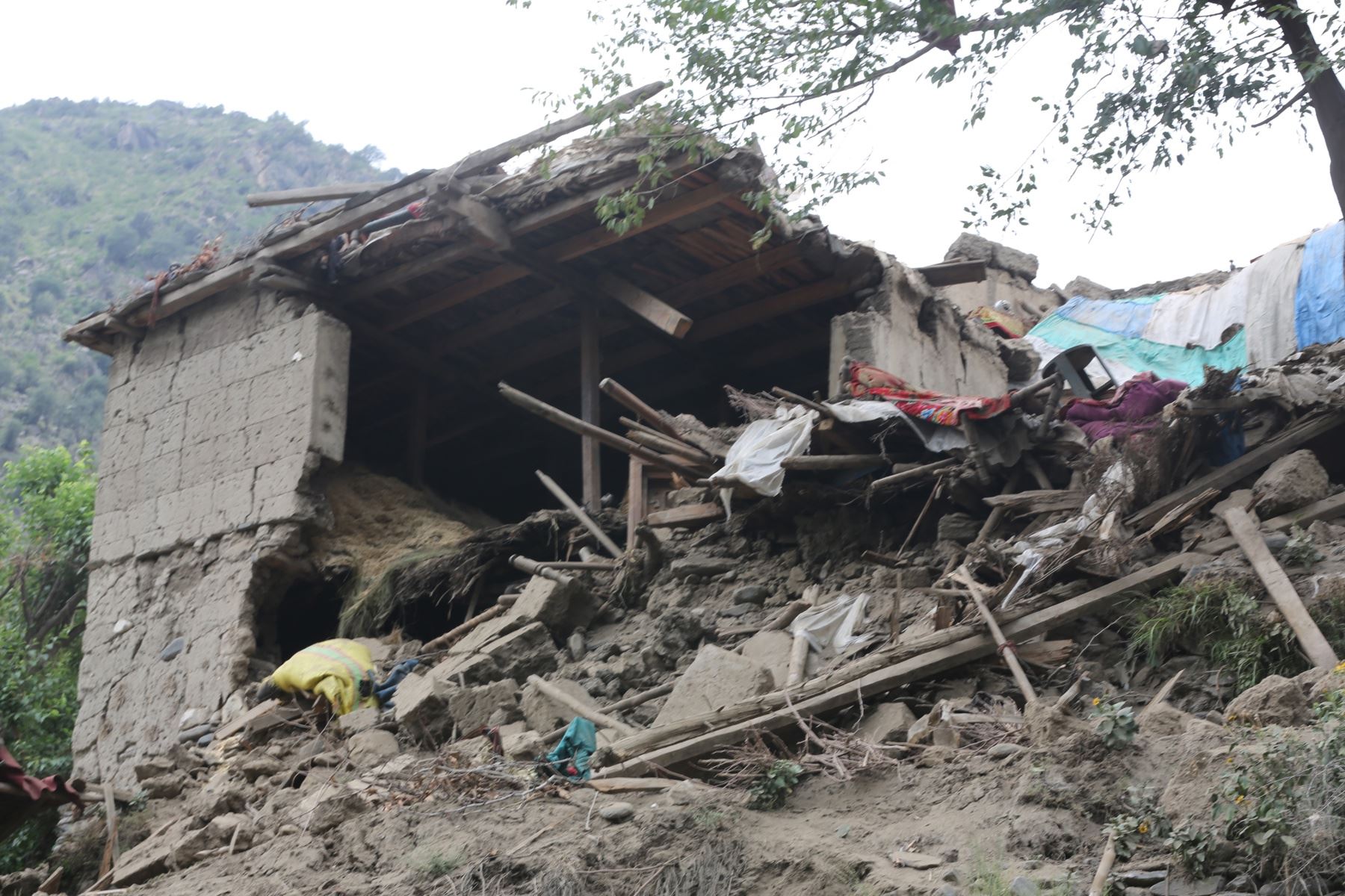 Casas dañadas tras un terremoto en Kunar, Afganistán. Al menos 800 personas murieron y unas 2.000 resultaron heridas tras un terremoto superficial de magnitud 6,0 ​​y varias réplicas que sacudieron Nangarhar y Kunar, en el este de Afganistán. Foto: AFP