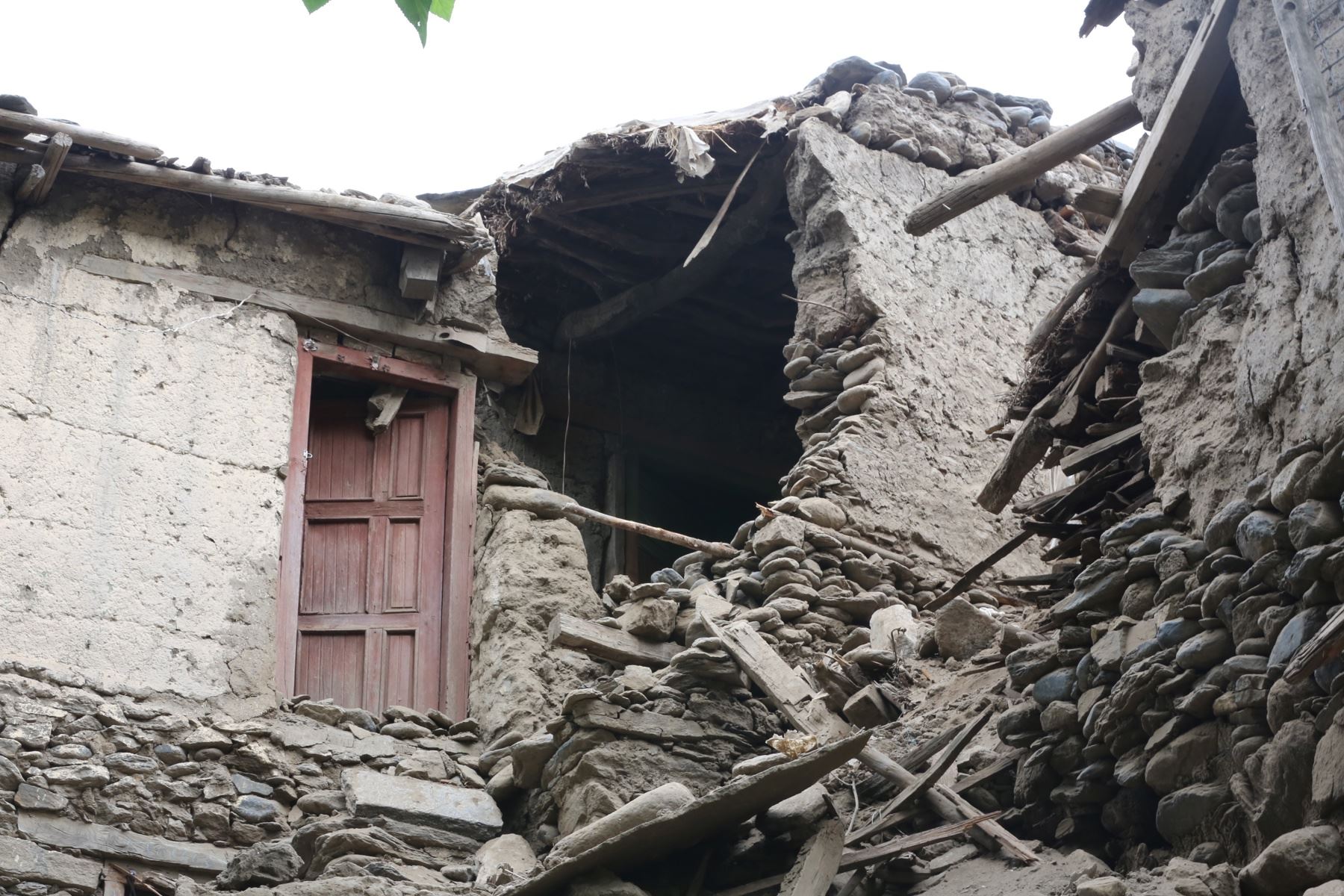 Casas dañadas tras un terremoto en Kunar, Afganistán. Al menos 800 personas murieron y unas 2.000 resultaron heridas tras un terremoto superficial de magnitud 6,0 ​​y varias réplicas que sacudieron Nangarhar y Kunar, en el este de Afganistán. Foto: AFP