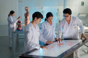 Los requisitos para postular al proceso Serums 2026-I son: ser profesional de la salud titulado (registrado en Sunedu) y colegiado en el Colegio Profesional correspondiente. El inicio de la prestación del Serums 2026-I para la modalidad remunerada es el 6 de mayo de 2026, mientras que de la modalidad equivalente es el 26 del mismo mes.ANDINA/Difusión