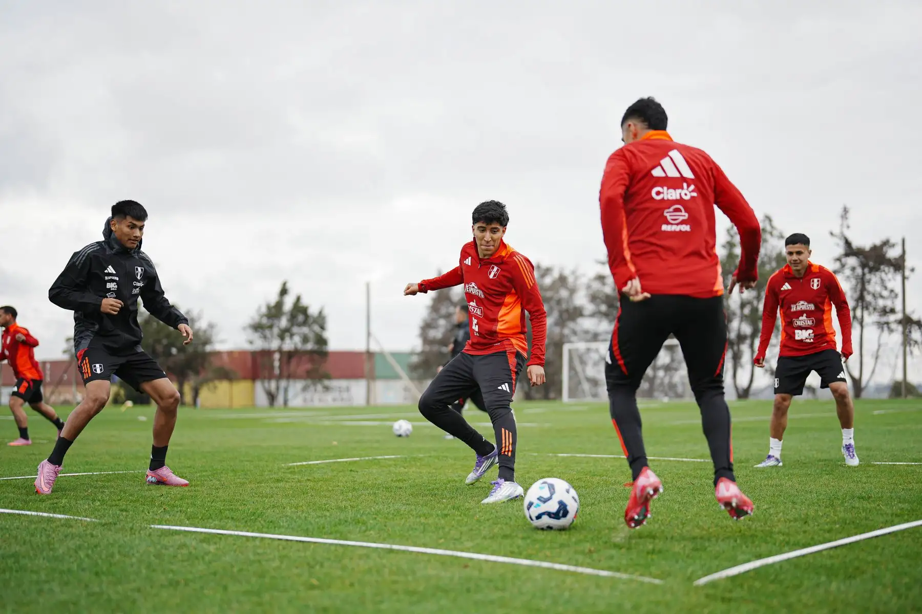La selección peruana cumplió su segundo día de trabajos para enfrentar, el jueves 4 de setiembre a Uruguay por las Eliminatorias al Mundial 2026.
Foto: FPF