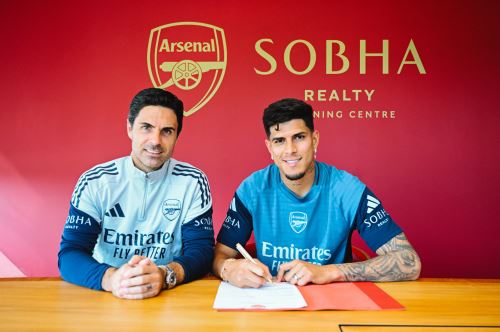 El técnico del Arsenal, Mikel Arteta, acompaña a Piero Hincapié