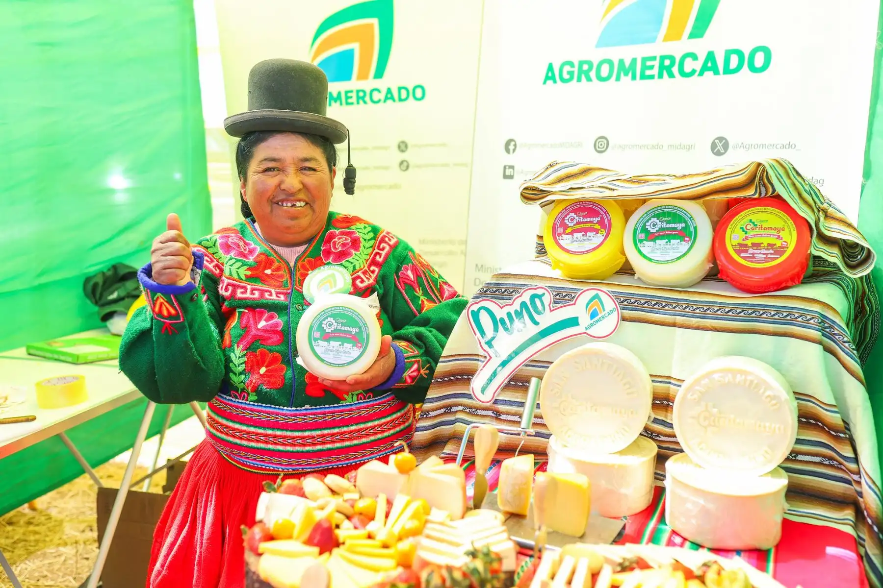 Gobierno impulsa la agricultura familiar en Puno con el lanzamiento del proyecto “Fresas de Acora para el Mundo”, que beneficiará a 600 productores con una inversión de S/ 3.24 millones. El ministro de Desarrollo Agrario y Riego, Ángel Manero, entregó además S/ 6 millones en créditos a cafetaleros de CECOVASA y qochas en Acora y Pichacani, reafirmando el compromiso estatal con el desarrollo productivo y exportador del altiplano puneño. Foto: ANDINA/Difusión
