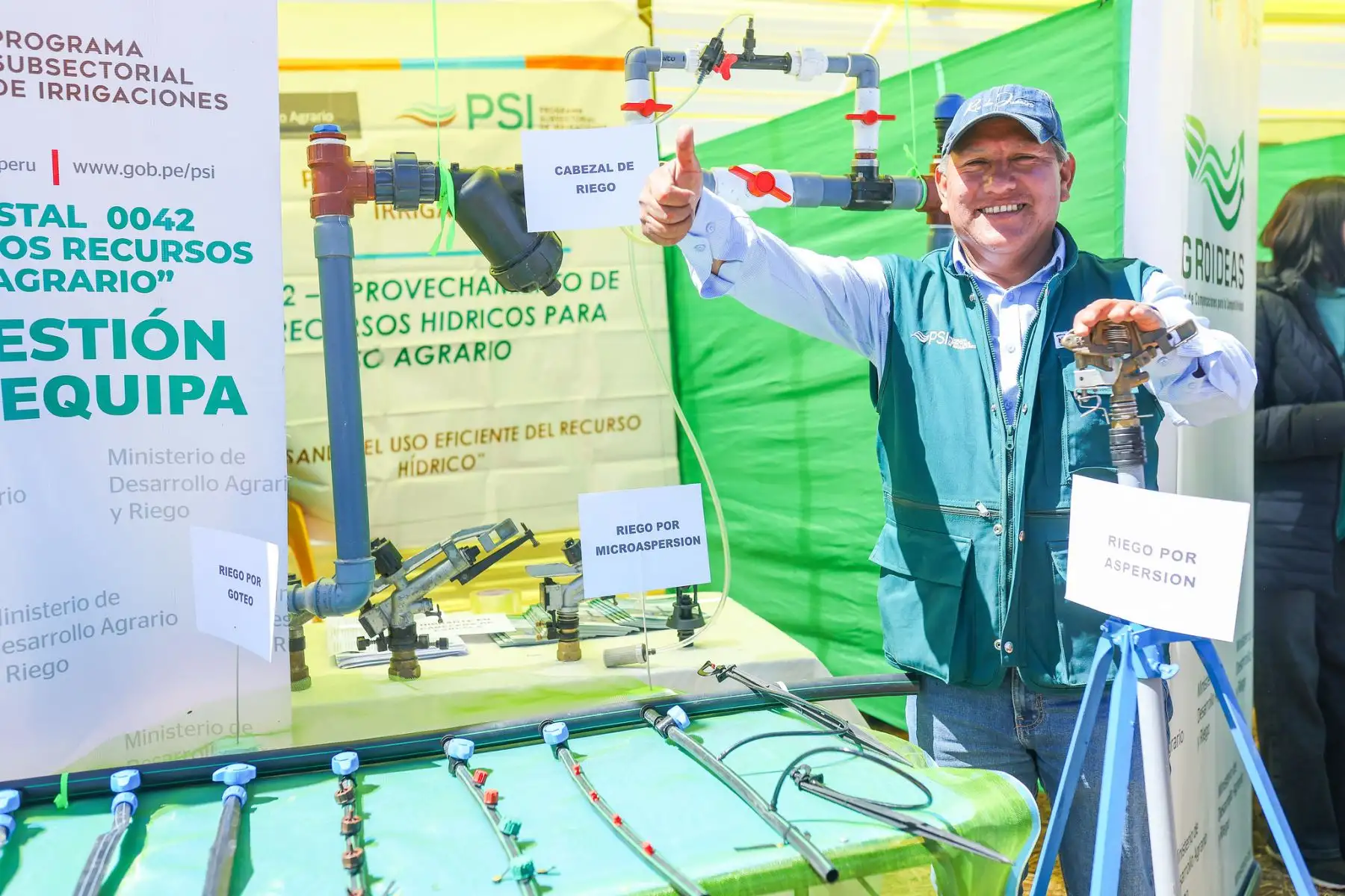 Gobierno impulsa la agricultura familiar en Puno con el lanzamiento del proyecto “Fresas de Acora para el Mundo”, que beneficiará a 600 productores con una inversión de S/ 3.24 millones. El ministro de Desarrollo Agrario y Riego, Ángel Manero, entregó además S/ 6 millones en créditos a cafetaleros de CECOVASA y qochas en Acora y Pichacani, reafirmando el compromiso estatal con el desarrollo productivo y exportador del altiplano puneño. Foto: ANDINA/Difusión