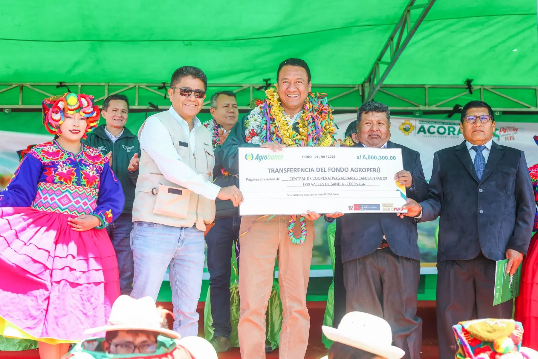 Gobierno impulsa la agricultura familiar en Puno con el lanzamiento del proyecto “Fresas de Acora para el Mundo”, que beneficiará a 600 productores con una inversión de S/ 3.24 millones. El ministro de Desarrollo Agrario y Riego, Ángel Manero, entregó además S/ 6 millones en créditos a cafetaleros de CECOVASA y qochas en Acora y Pichacani, reafirmando el compromiso estatal con el desarrollo productivo y exportador del altiplano puneño. Foto: ANDINA/Difusión