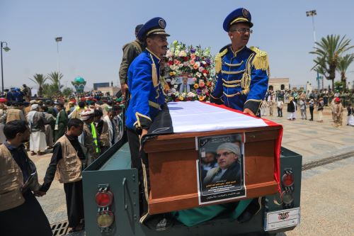 La guardia de honor yemení transporta el ataúd de uno de los 10 ministros muertos en un ataque israelí en Saná. Foto: AFP.